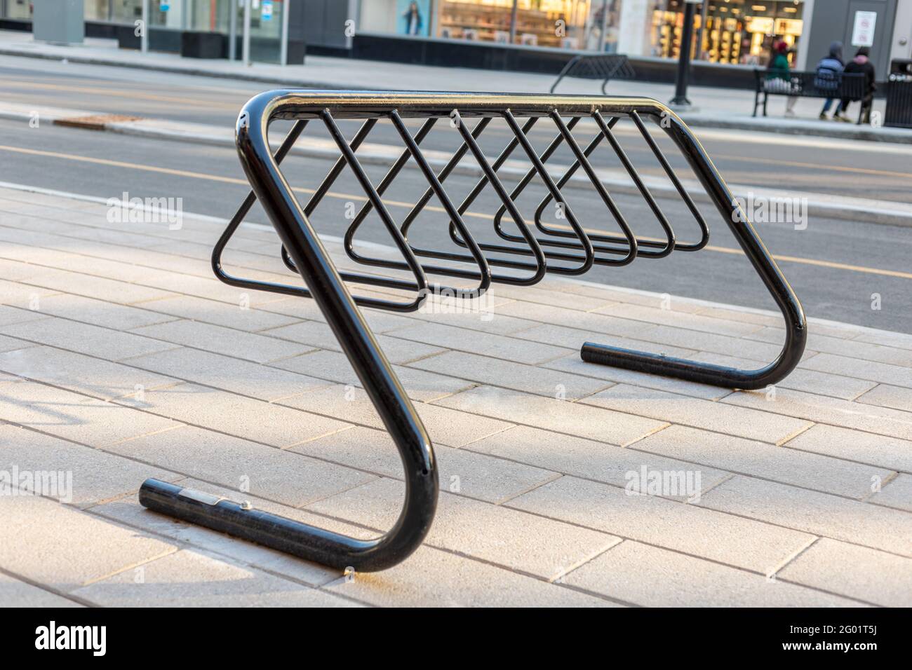 Porte-vélos pour le stationnement de bicyclettes dans la rue du centre-ville d'Ottawa, Canada. Bycycle se trouve sur le trottoir près de la route dans la ville. Banque D'Images