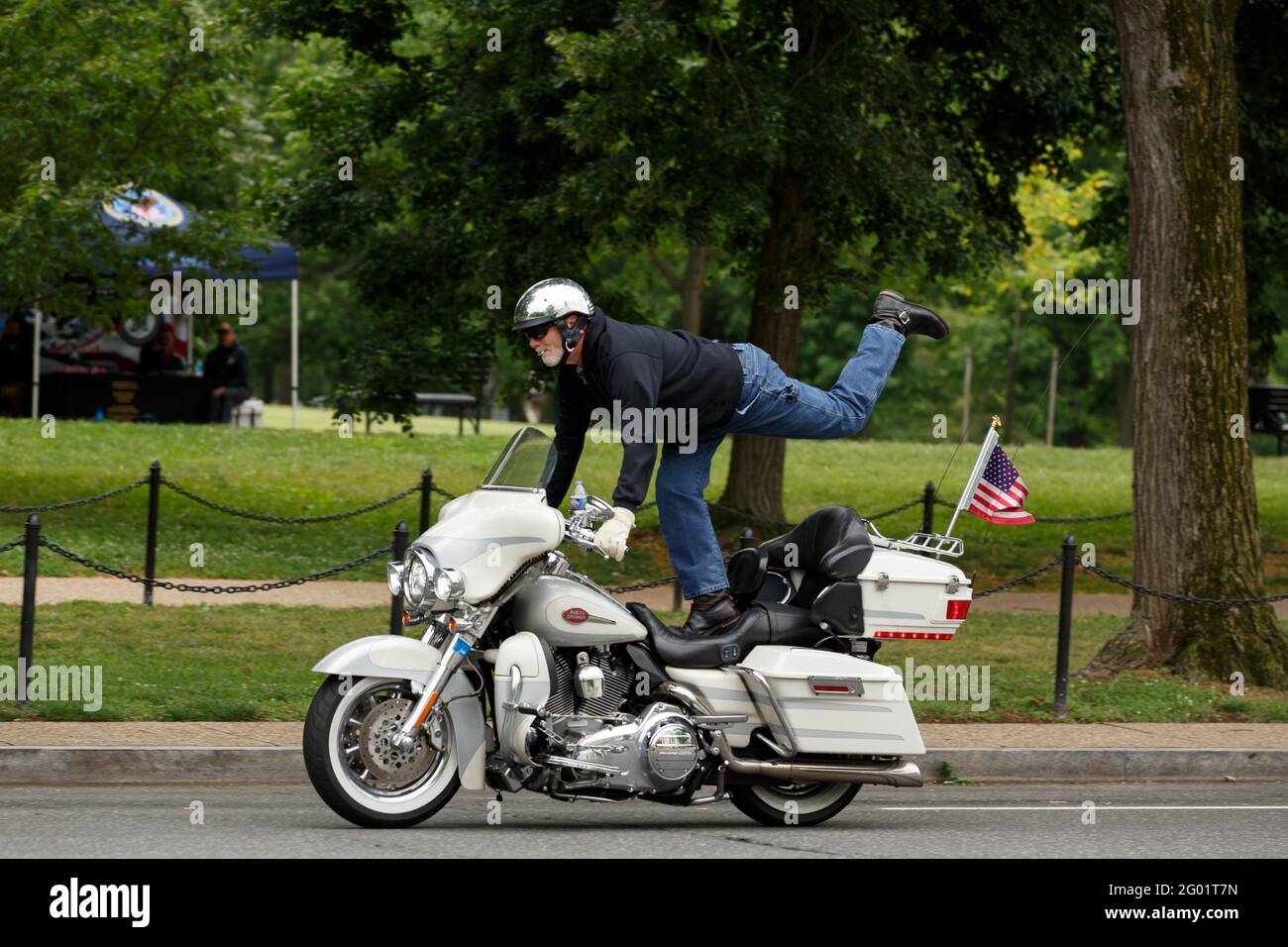 Washington, District de Columbia, États-Unis. 30 mai 2021. Les motocyclistes ont passé le Lincoln Memorial sur Constitution Avenue NW à Washington DC pendant le rallye Rolling to Remember. Crédit : Syed Yaqeen/ZUMA Wire/Alay Live News Banque D'Images