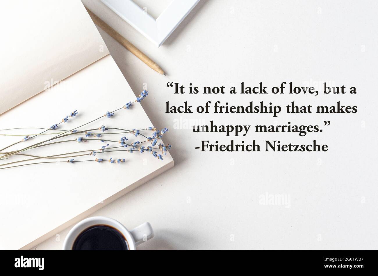 Citation Sur L Amour Sur La Surface Beige Comme Couche Plat Auteur Friedrich Nietzsche Photo Stock Alamy