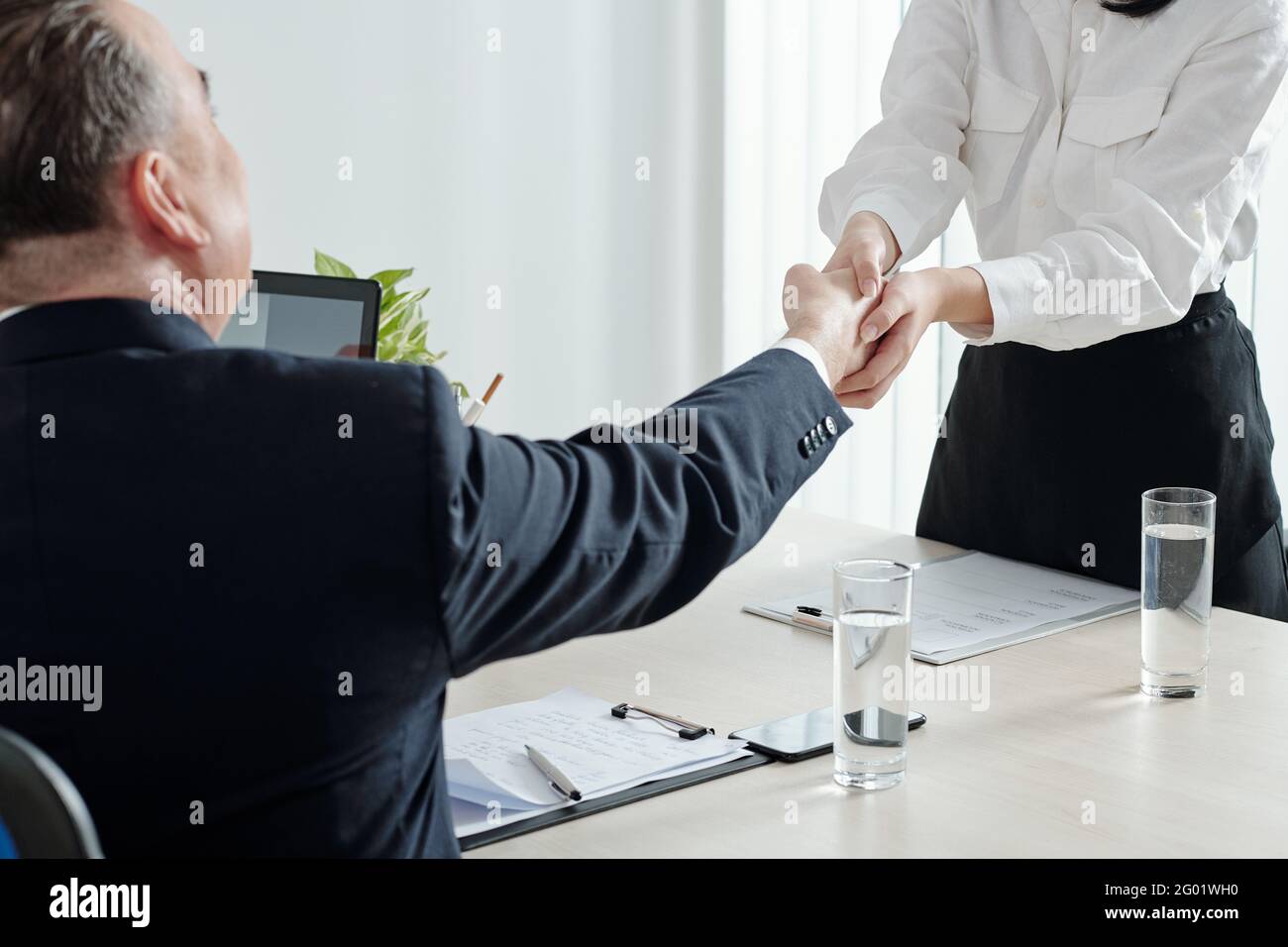 Image rapprochée d'une candidate qui se tremble avec le PDG de la société avant un entretien d'emploi important Banque D'Images