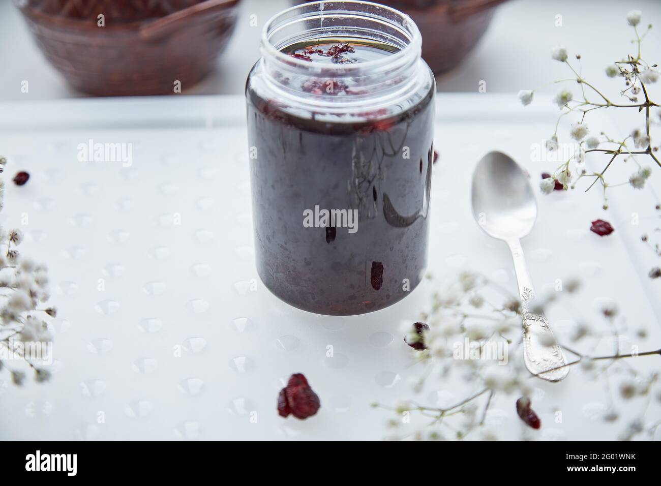 Produit de miel fermenté à la canneberge. Des aliments sains se préparent avant Noël. Traditions de recettes familiales. Produit de lacto-fermentation sain et durable avec bactéries. Une délicieuse recette. Mead activé Banque D'Images
