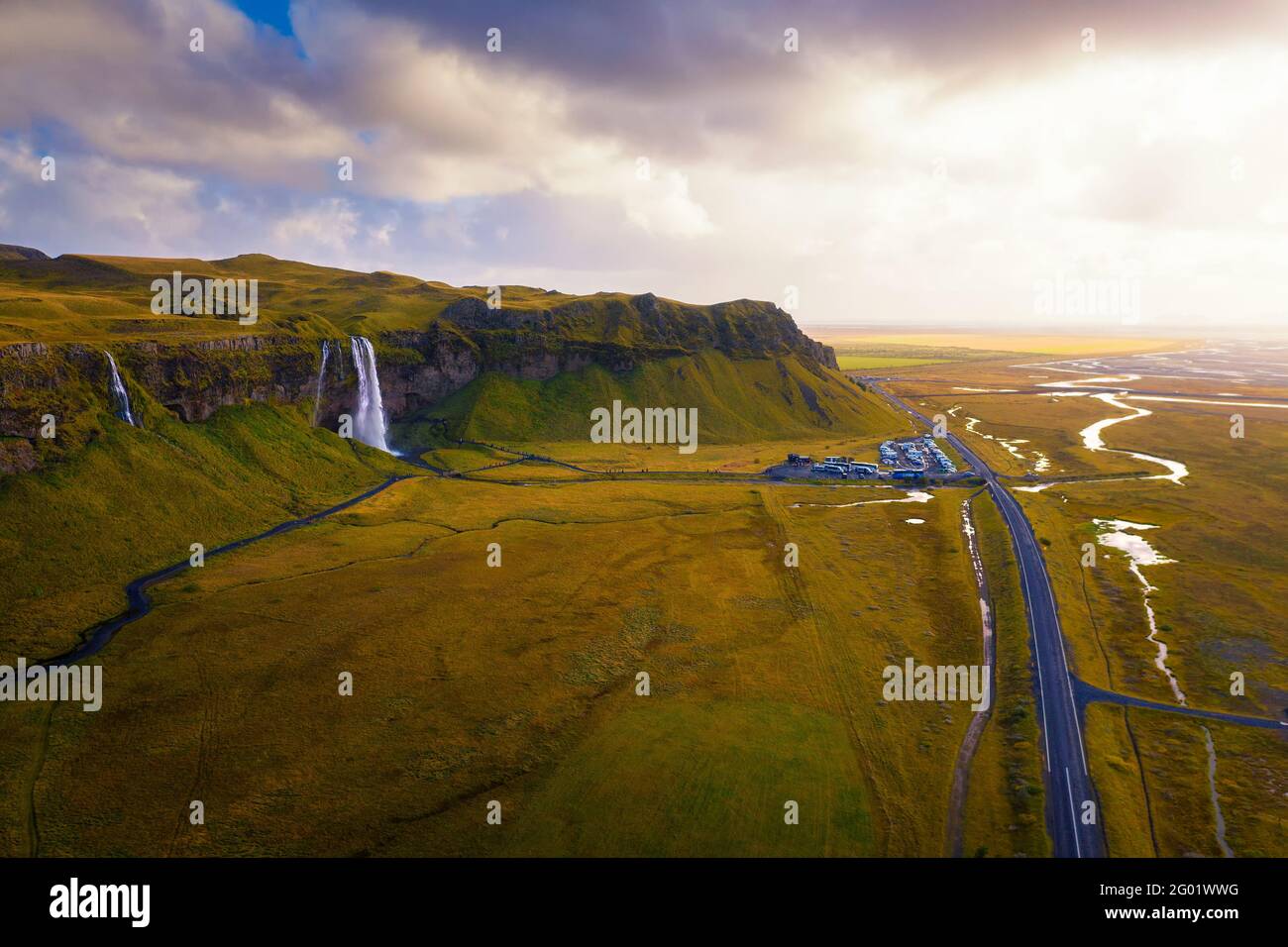 Vue aérienne de la chute d'eau de Seljalandsfoss en Islande au coucher du soleil Banque D'Images