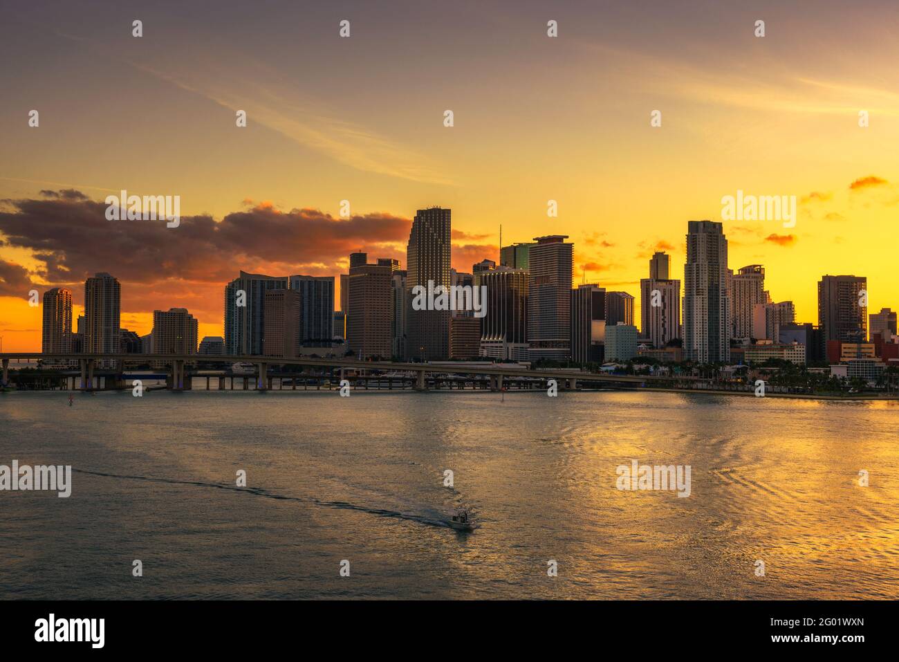 Coucher de soleil au-dessus du centre-ville de Miami Skyline et de Biscayne Bay Banque D'Images