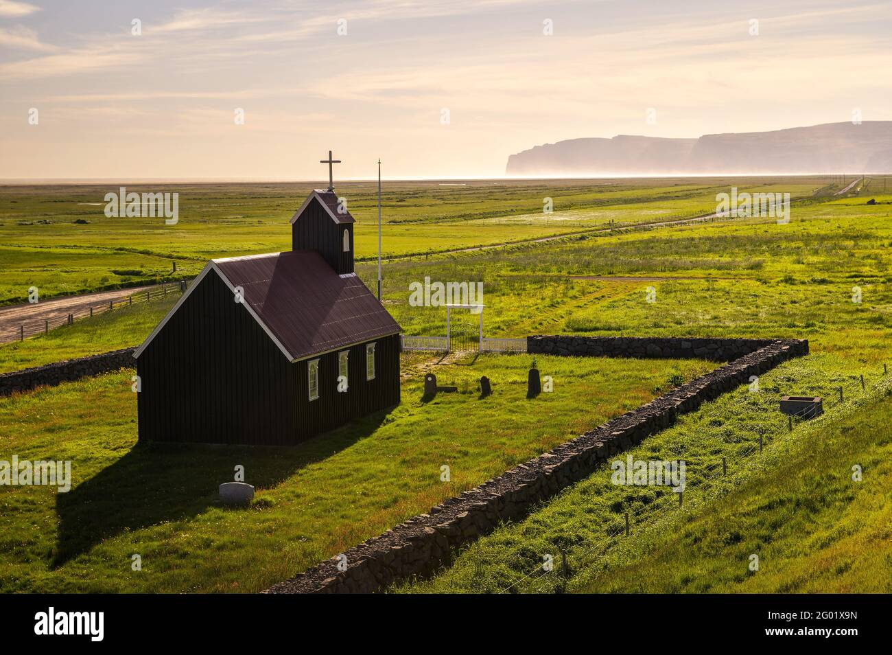 Église en bois noir de Sauribaejarkirkja avec cimetière dans les Westfjords, Islande Banque D'Images