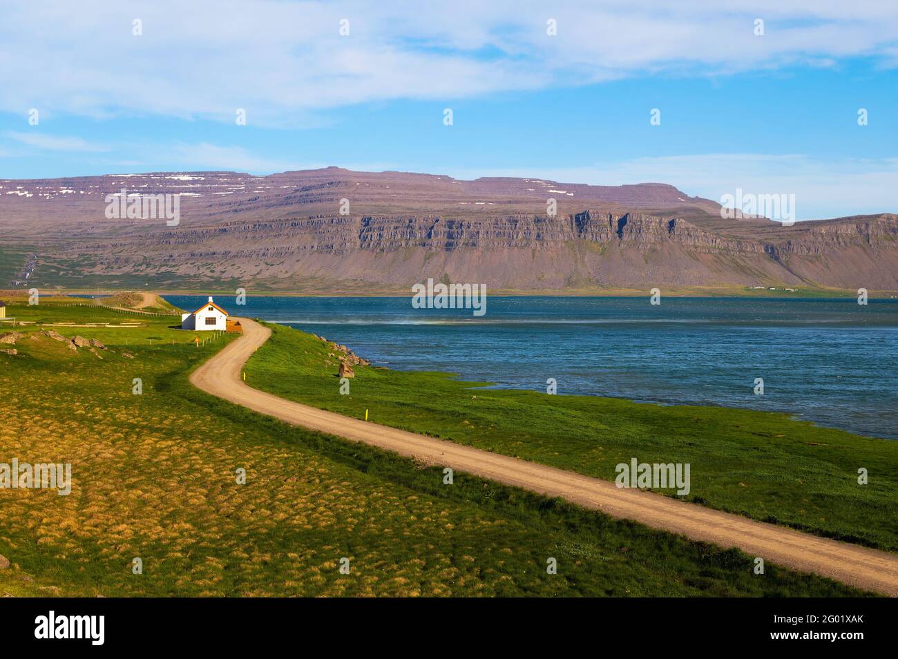 Route de terre longeant la côte dans les Westfjords, Islande Banque D'Images