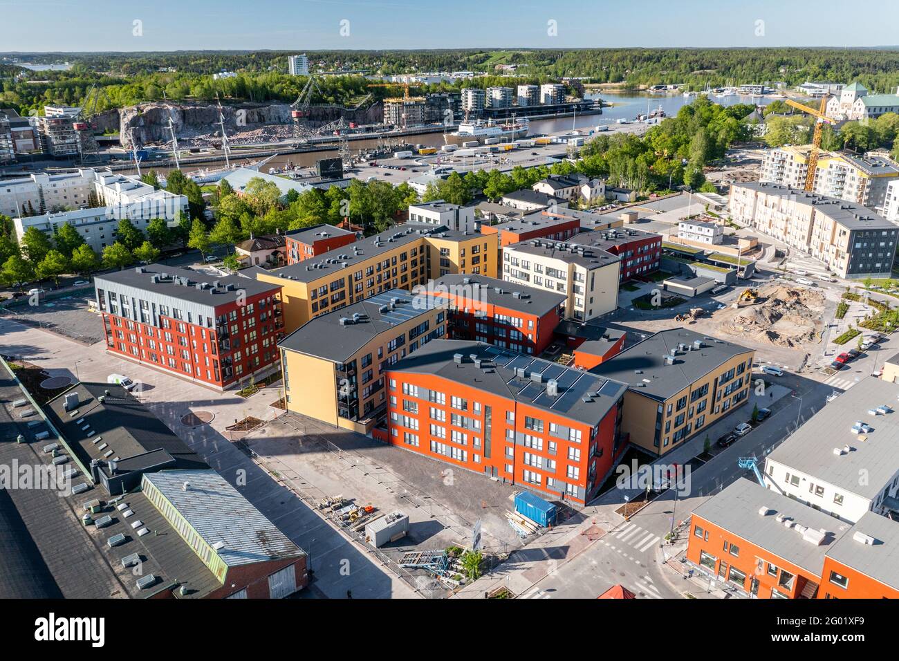 Turku, Finlande - 30-05-2021: Vue aérienne des bâtiments résidentiels modernes en bois. Banque D'Images