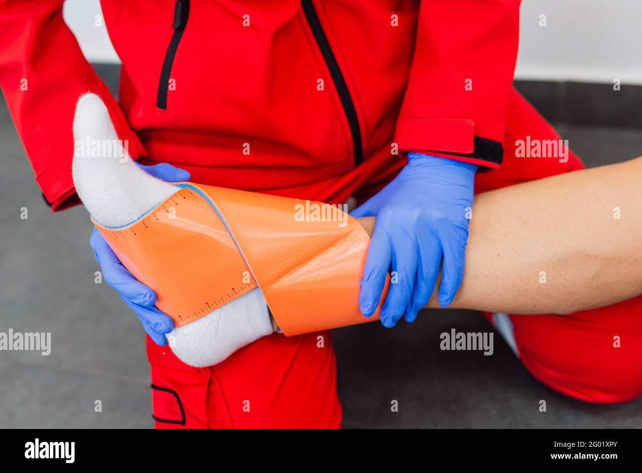 Renfort orthopédique à la cheville. Bande cheville médicale. Médical sangle de soutien de cheville bande réglable bandage Brace pied soulagement de la douleur Sport. Renfort de jambe Banque D'Images