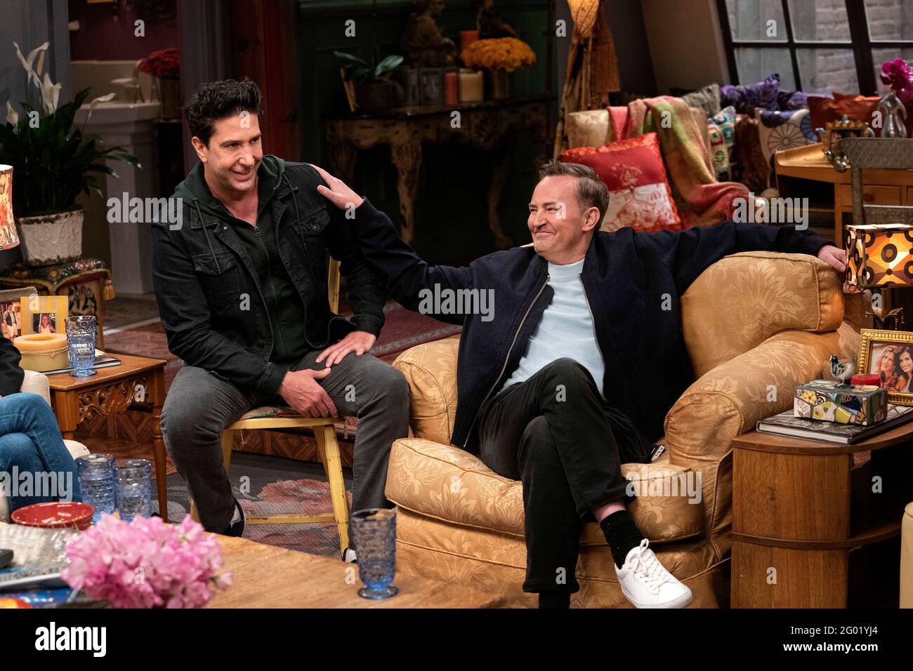 MATTHEW PERRY et DAVID SCHWIMMER dans FRIENDS REUNION SPECIAL (2021), réalisé par BEN WINSTON. Crédit: HBO Max / Warner Bros. Télévision / Album Banque D'Images