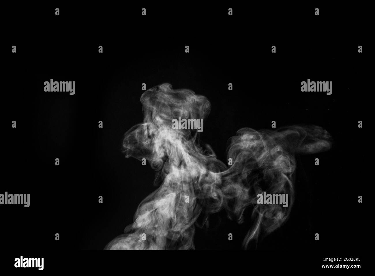 Vapeur ou fumée blanche et mystique parfaite isolée sur fond noir. Résumé brouillard de fond ou smog, élément de conception pour Halloween, mise en page pour co Banque D'Images