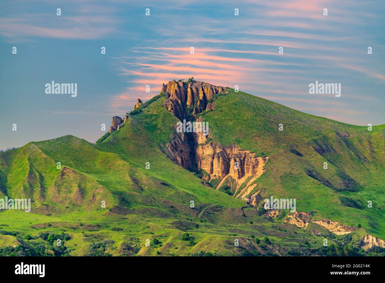 Magnifique montagne verte fissurée et nuages étonnants Banque D'Images