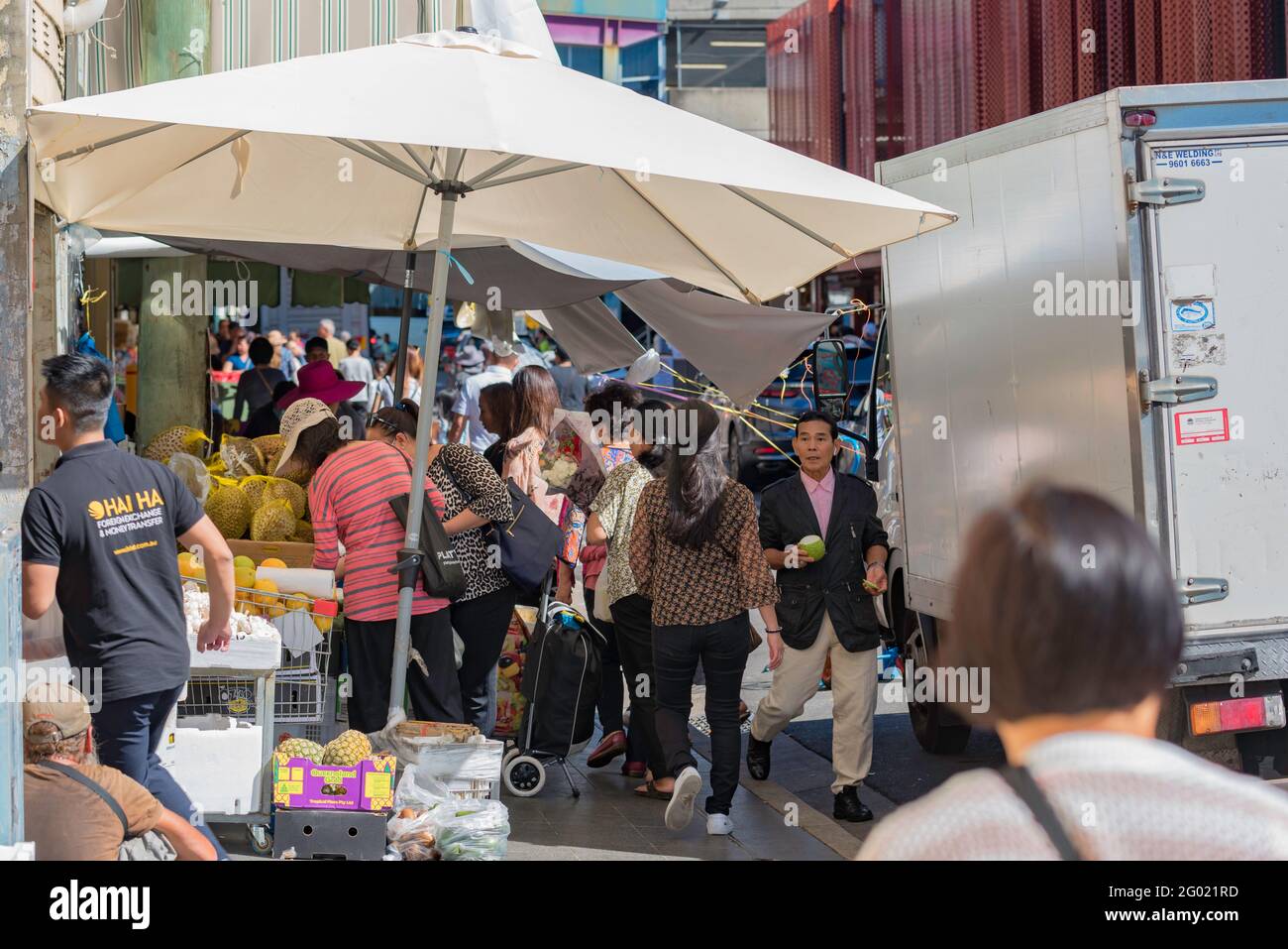 Les personnes qui vendent et achètent des fruits et légumes dans un marché extérieur ouvert dans la banlieue de Cabramatta, en Nouvelle-Galles du Sud, à Sydney, en Australie Banque D'Images
