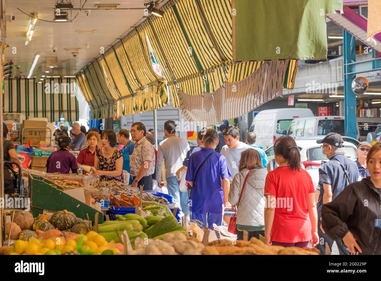 Les personnes qui vendent et achètent des fruits et légumes dans un marché extérieur ouvert dans la banlieue de Cabramatta, en Nouvelle-Galles du Sud, à Sydney, en Australie Banque D'Images