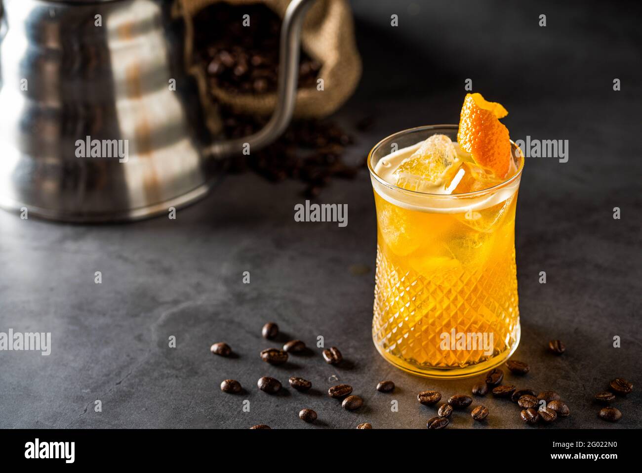 Cocktail d'orange et de café sur fond de pierre sombre. Faible profondeur de champ. Banque D'Images