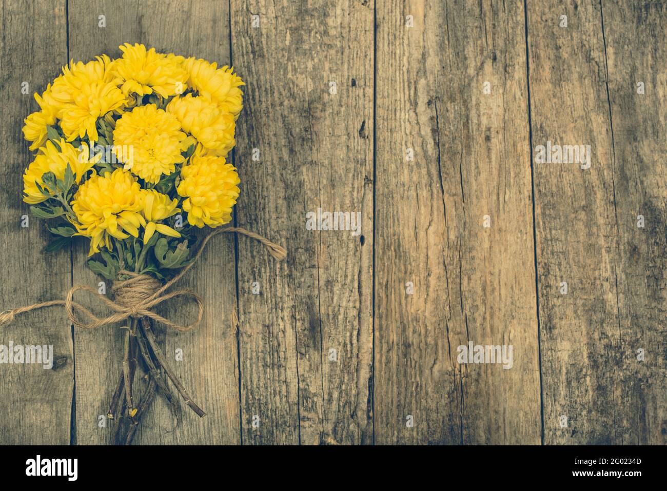 Bouquet jaune de fleurs, fond de jour de la mère ou concept de carte de jour de la femme Banque D'Images