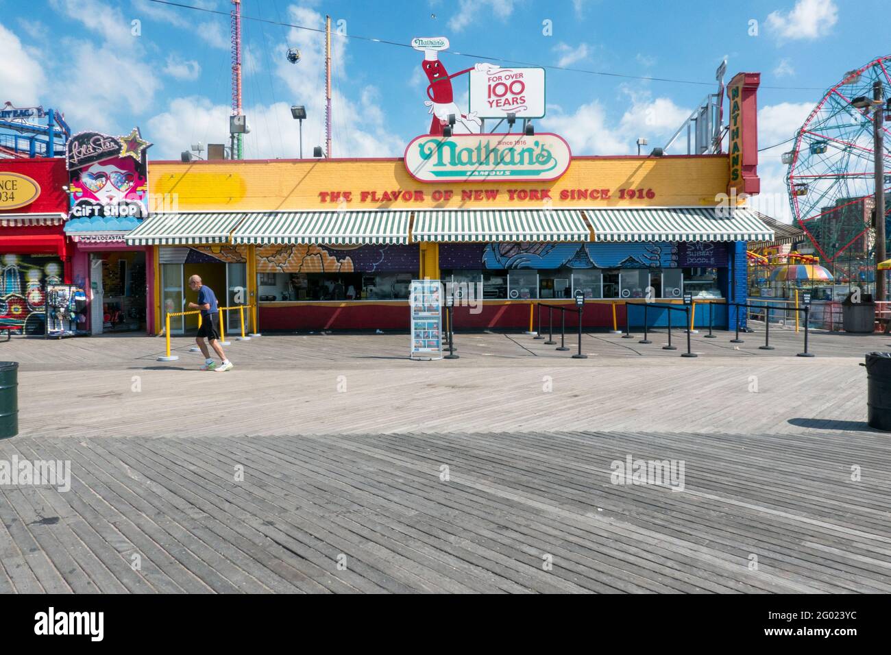 L'extérieur de Nathan's sur la promenade de Coney Island dès qu'ils commencent à ouvrir pour affaires. À Brooklyn, New York. Banque D'Images