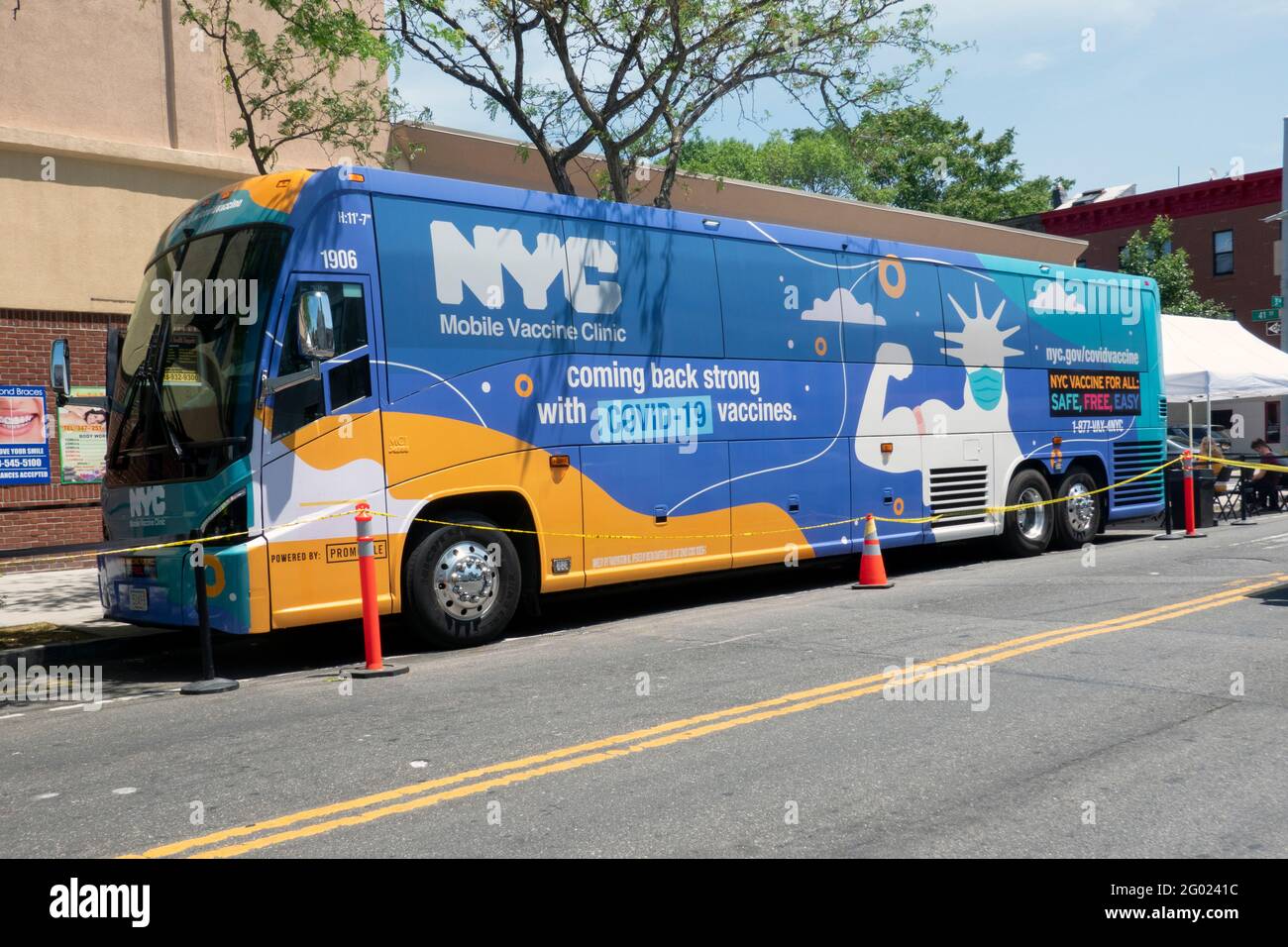 Un bus mobile de vaccination stationné sur la 31e avenue à Astoria, Queens, New York. Banque D'Images