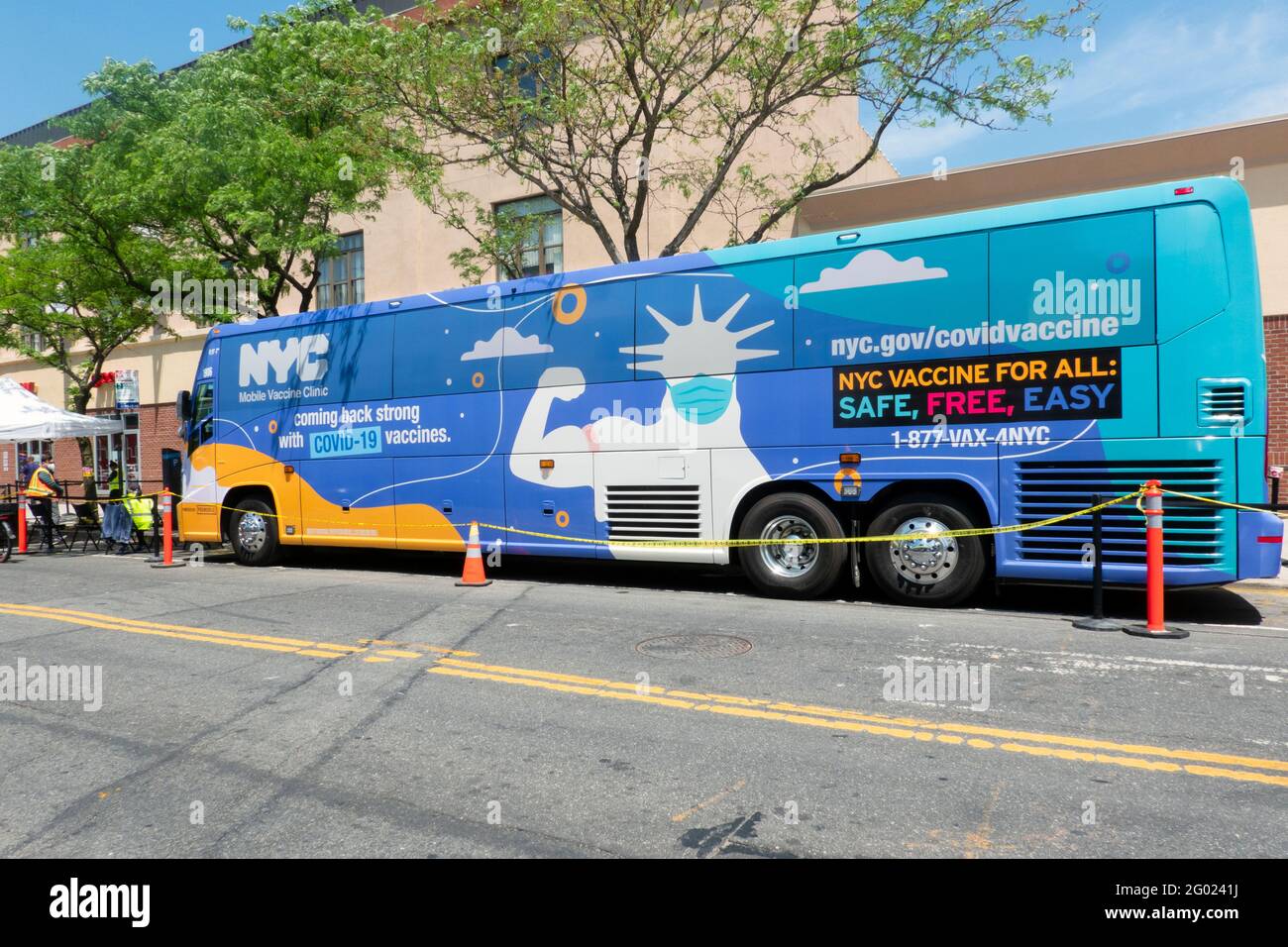 Un bus mobile de vaccination stationné sur la 31e avenue à Astoria, Queens, New York. Banque D'Images