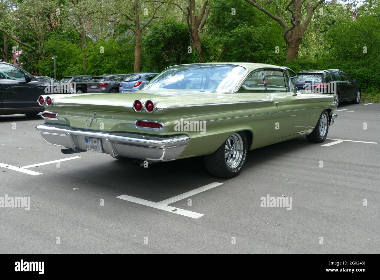 Voiture classique américaine Ventura de Pontiac, env. 1960. Construit à partir de 1960. Arrière du véhicule, vue latérale diagonale. Banque D'Images