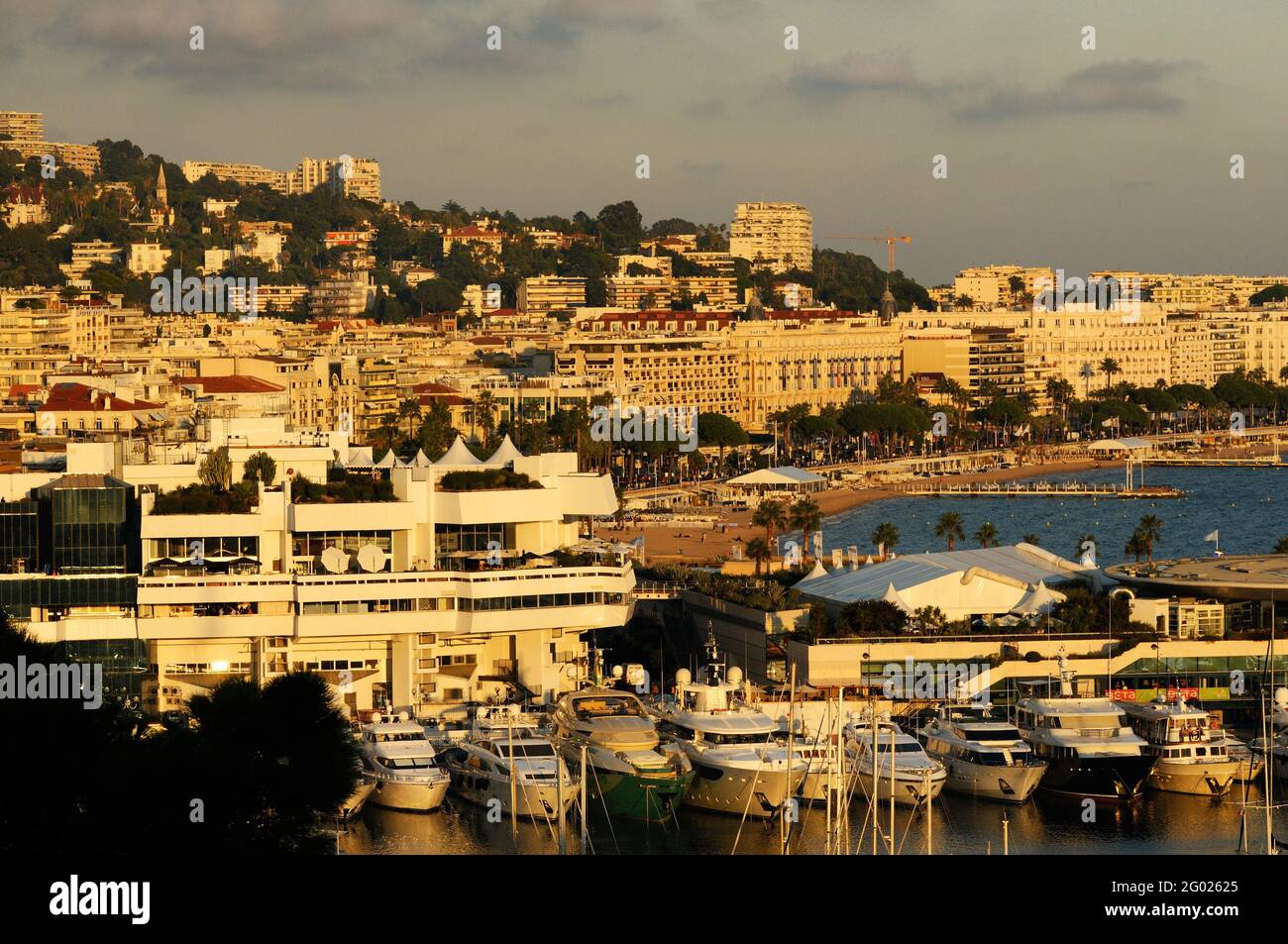 FRANCE. ALPES-MARITIMES (06). CANNES. CANNES DEPUIS LA COLLINE DU SUQUET (VIEILLE VILLE DE CANNES). AU PREMIER PLAN : LE PORT Banque D'Images