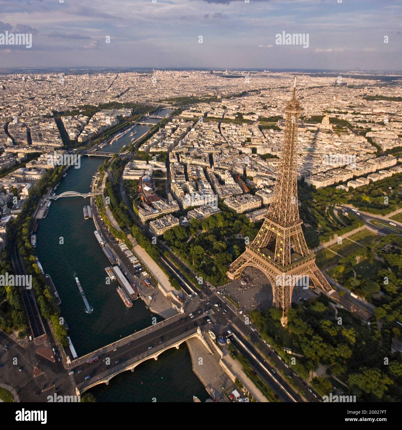 FRANCE. PARIS (75) 7E AR. VUE AÉRIENNE DE LA TOUR EIFFEL ET DU CHAMP DE MARS AVEC, DE GAUCHE À DROITE, PORTE DEBILLY LE MUSÉE DES ARTS DU QUAI BRANLY Banque D'Images