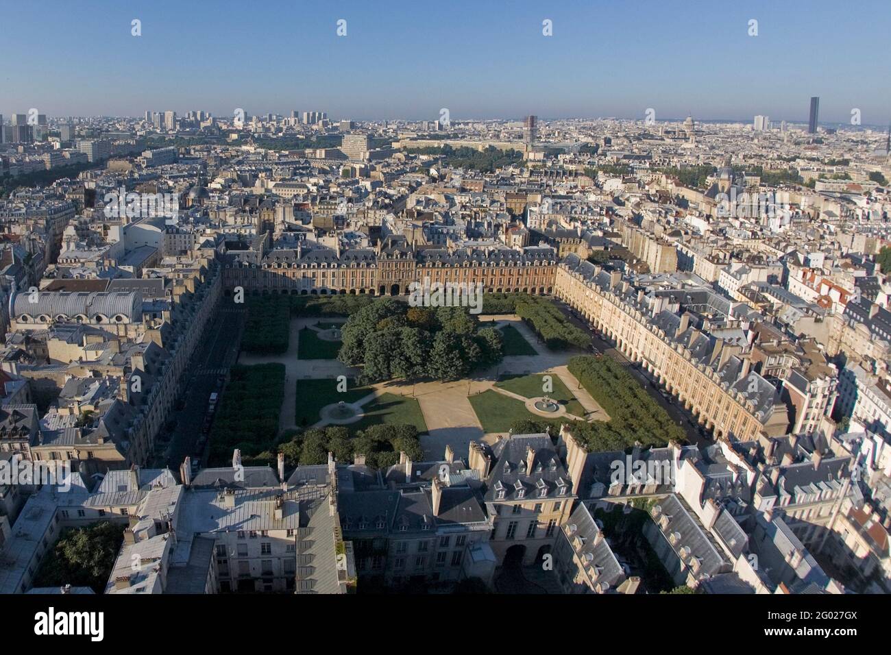 FRANCE. PARIS (75) 5ÈME ARRONDISSEMENT. AU PREMIER PLAN (DE GAUCHE À DROITE), PLACE DES VOSGES, RUE DE TURENNE. EN ARRIÈRE-PLAN (DE GAUCHE À DROITE), LE PONT DE L'ARSENAL ET LE CHUR Banque D'Images