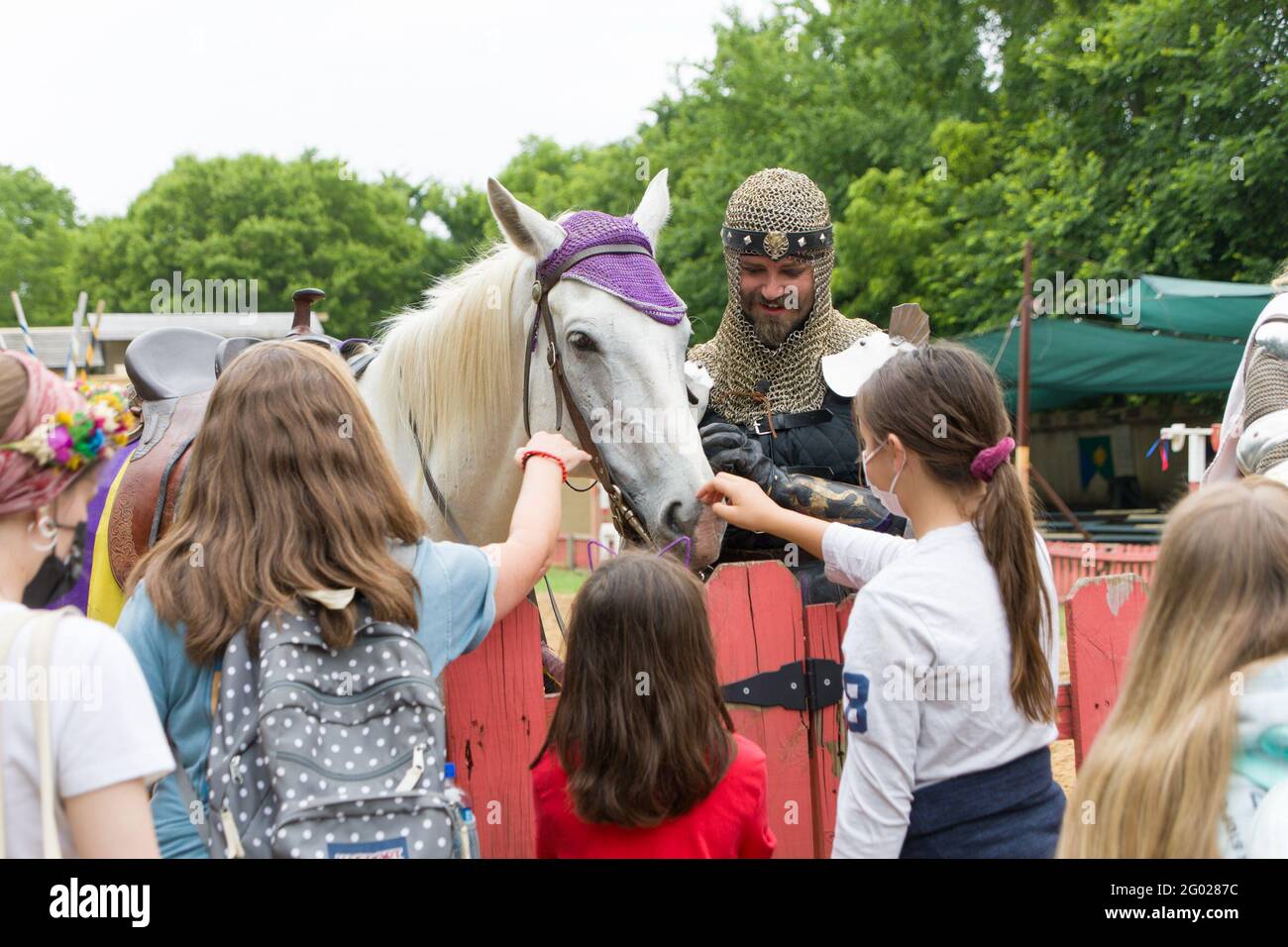 Dallas, Texas, États-Unis. 30 mai 2021. Les enfants font un cheval de chevalier au Scarborough Renaissance Festival, à la périphérie de Dallas, Texas, États-Unis, le 30 mai 2021. Crédit : Dan Tian/Xinhua/Alay Live News Banque D'Images