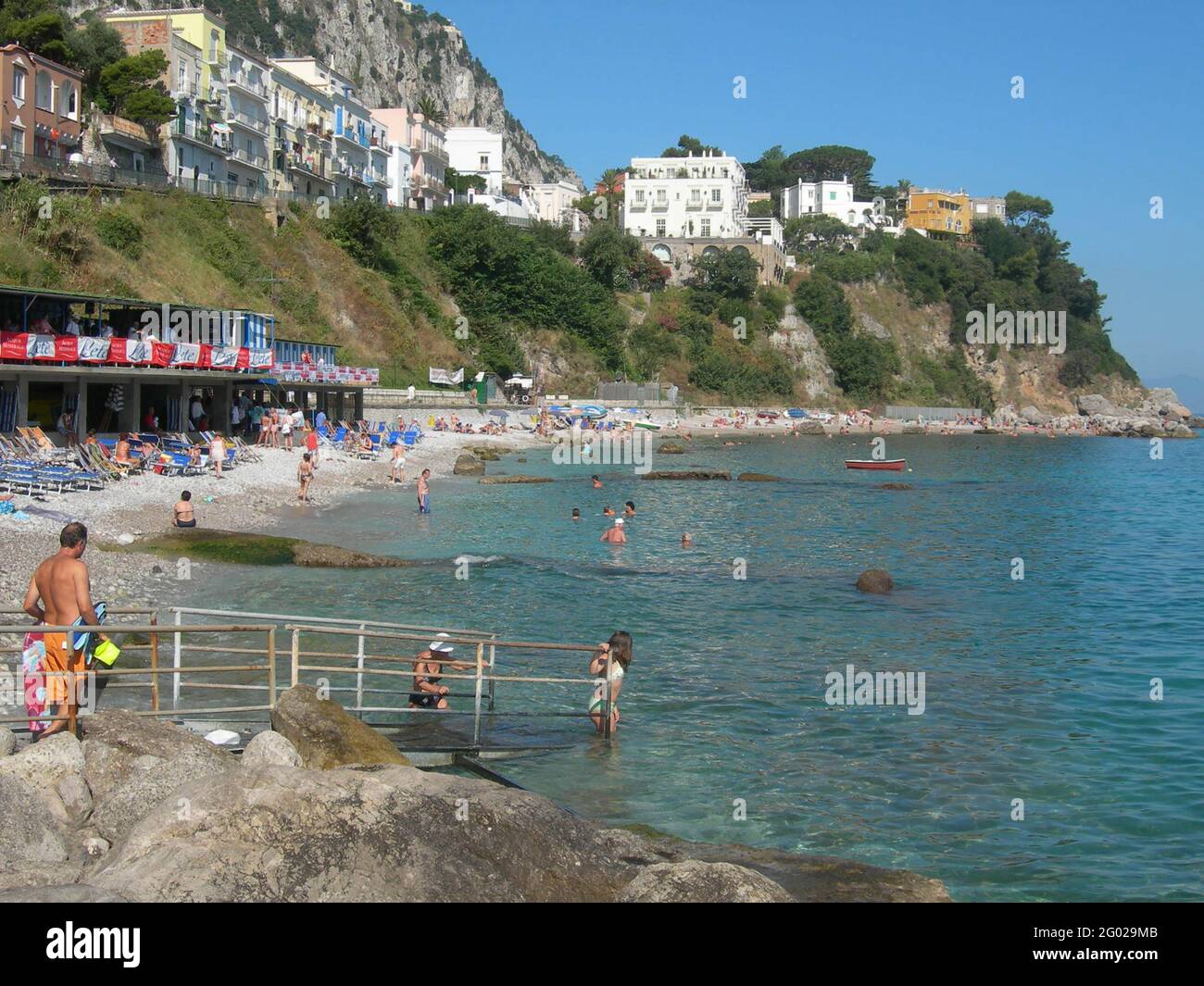 Isola di Capri (Italie): mare e Sole, bagnanti sulla spiaggia di Marina Grande Banque D'Images