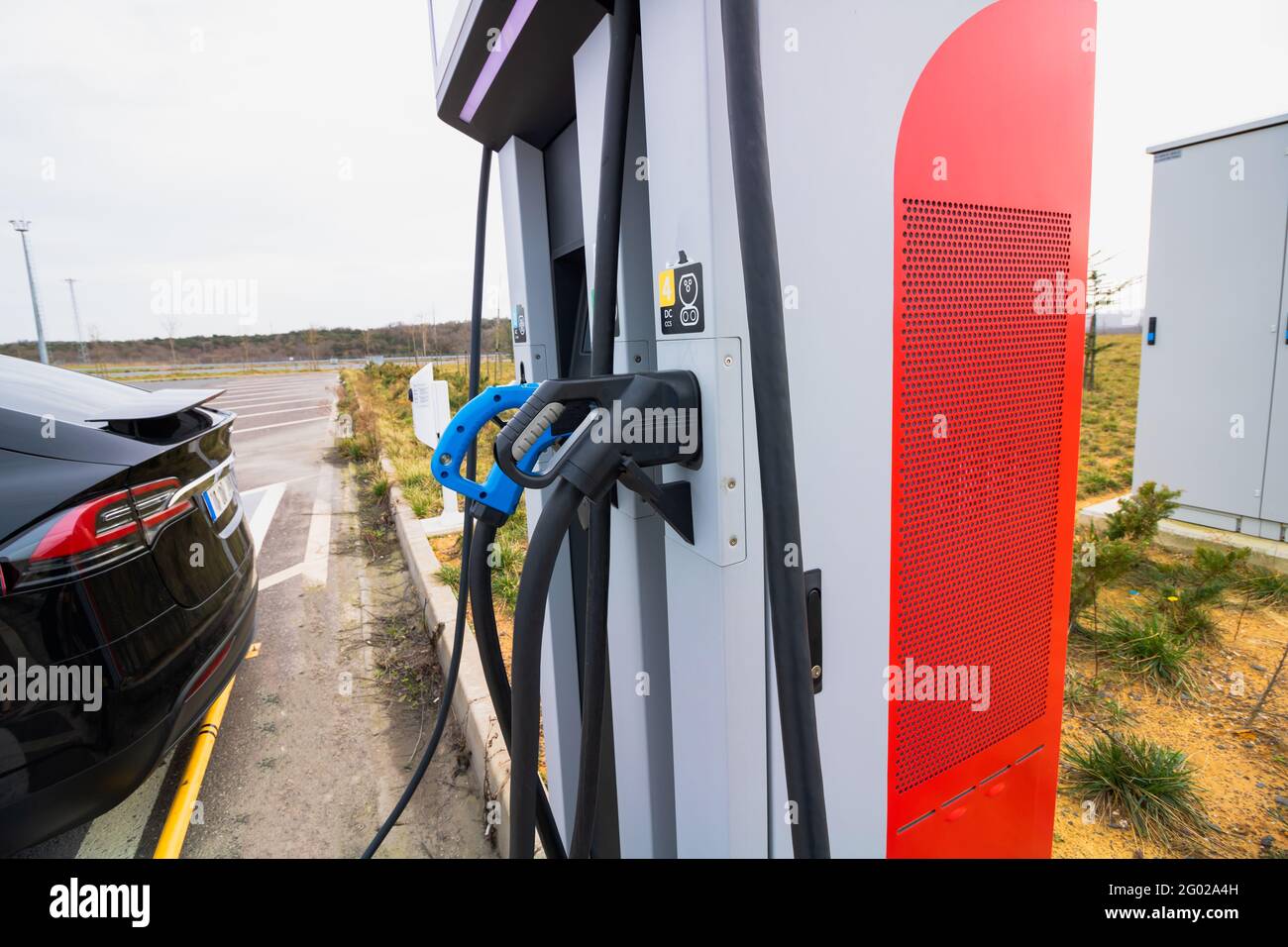 Voiture EV branchée sur le chargeur et la station de charge EV Banque D'Images