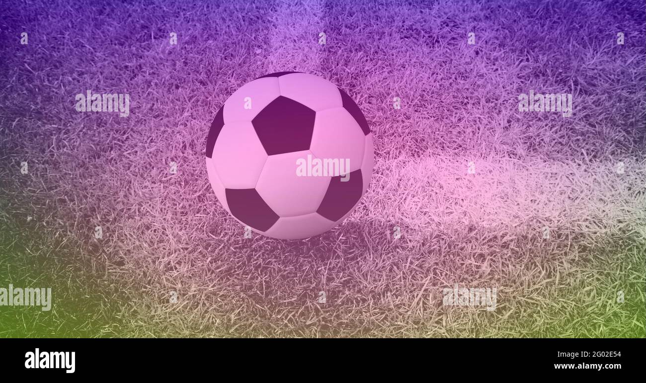 Composition du football sur une ligne blanche sur un terrain de pelouse avec espace de copie et teinte violette Banque D'Images