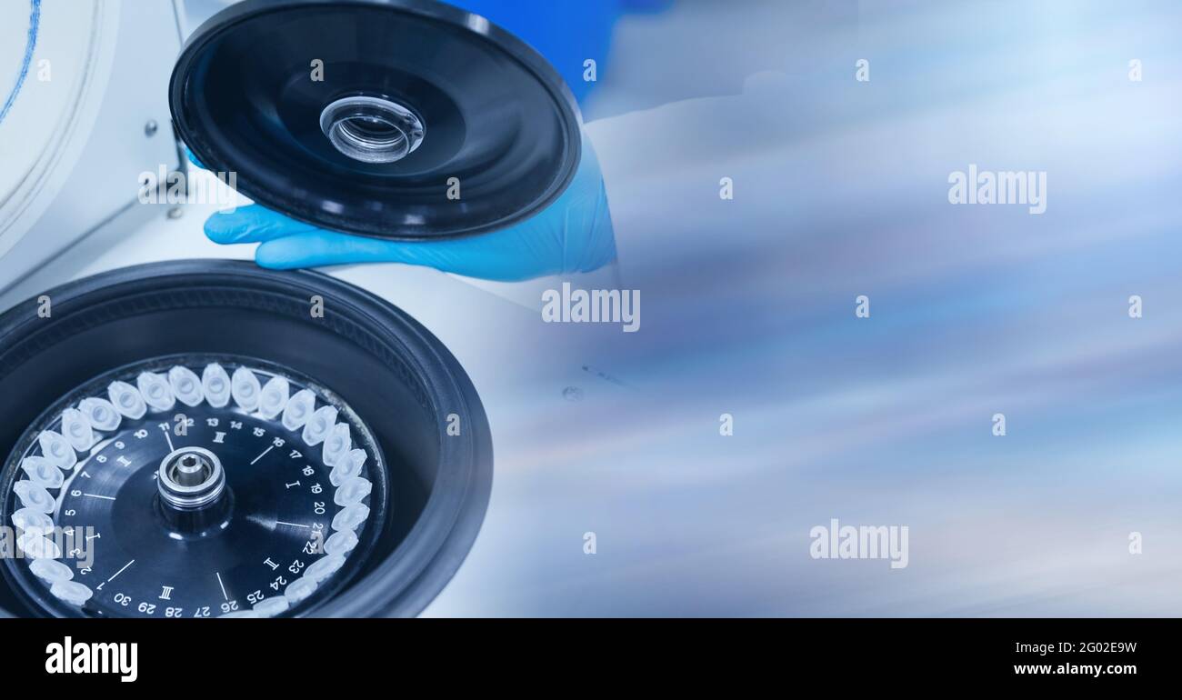 Composition du scientifique tenant l'équipement de laboratoire avec l'espace de copie Banque D'Images