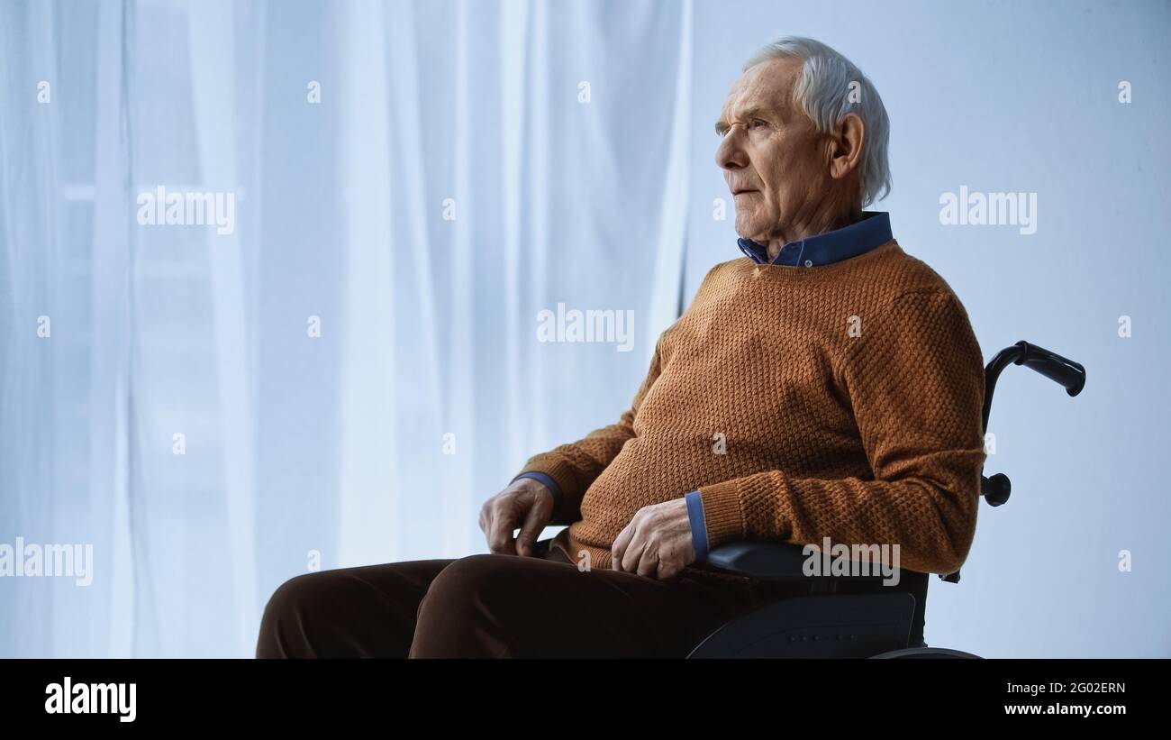 homme de rêve en fauteuil roulant assis à la maison de retraite Photo Stock  - Alamy