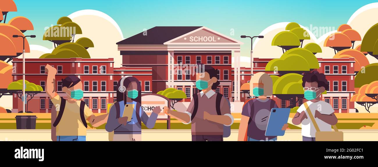 les écoliers portant des masques pour prévenir la pandémie de coronavirus se tenant ensemble près du bâtiment de l'école Illustration de Vecteur