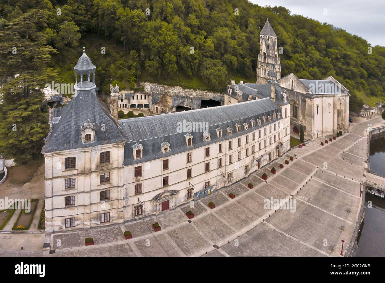 FRANCE - DORDOGNE - 24 - BRANTOME : VUE SUR L'ABBAYE BÉNÉDICTINE DEPUIS LE PONT COUDE. À DROITE, LA RIVIÈRE DRONNE, LA VILLE ENVIRONNANTE. BRANTOME EST SITUÉ DANS Banque D'Images