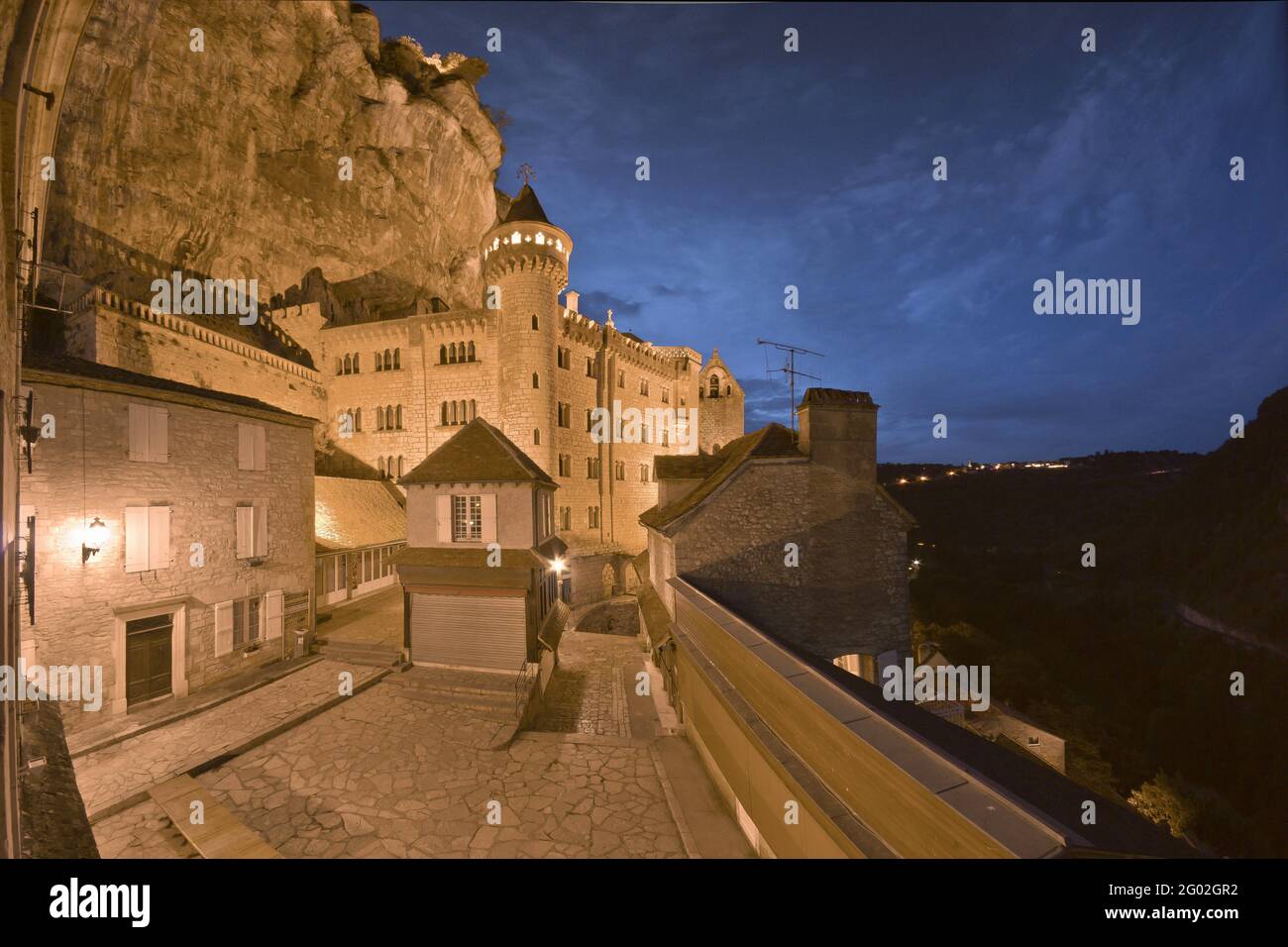 FRANCE - LOT - 46 - ROCAMADOUR : ACCÈS À LA BASILIQUE SAINT-SAUVEUR ET AU SANCTUAIRE DE L'OUEST AU CRÉPUSCULE. À DROITE, EN HAUT DU GRAND ESCALIER. M Banque D'Images