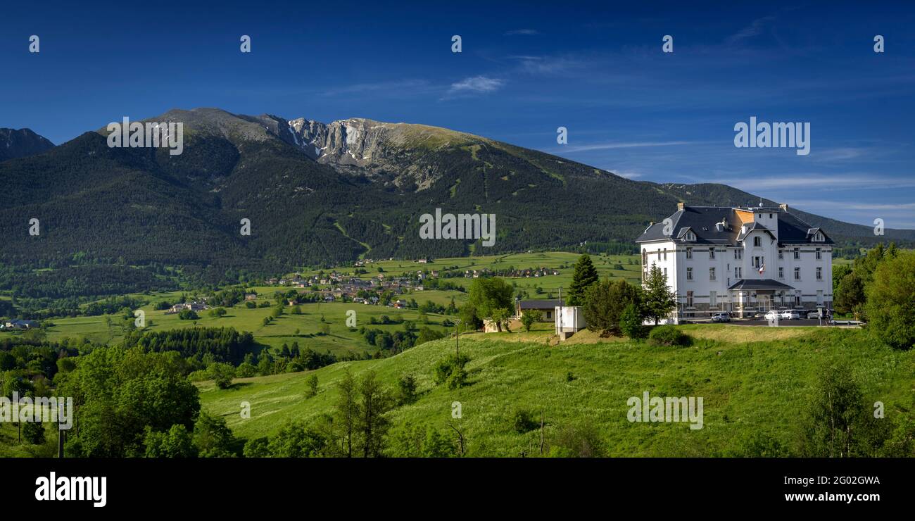 Pic de Cambredase vue du village de Mont-Louis au printemps (Pyrénées Orientales, Occitanie, France) ESP: Cambredase visto desde Montluís en primavera Banque D'Images