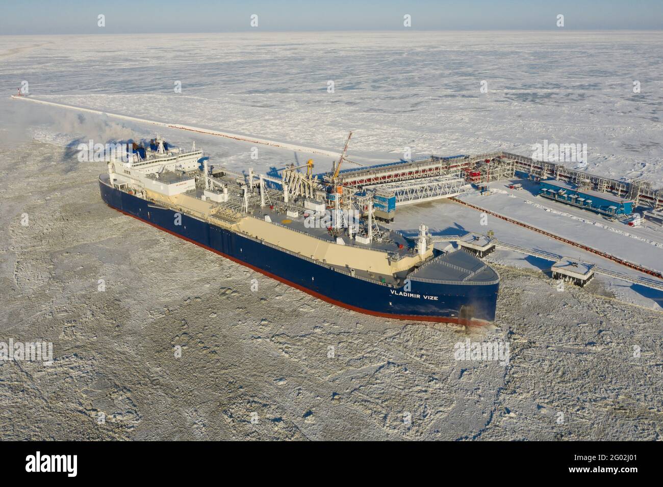 Sabetta, région de Tyumen, Russie - 30 mars 2021 : le transporteur de gaz Vladimir Vize est chargé de gaz naturel liquéfié à la berth. Banque D'Images