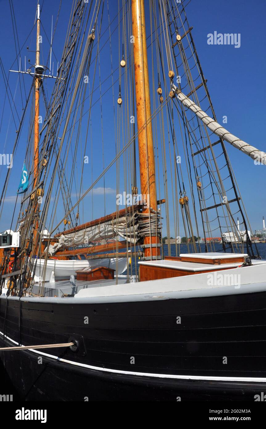 COPENHAGUE, DANEMARK - 07 juin 2013 : bateau à voile de l'ancienne école avec mâts en bois marron dans le port de Copenhague, Danemark Banque D'Images