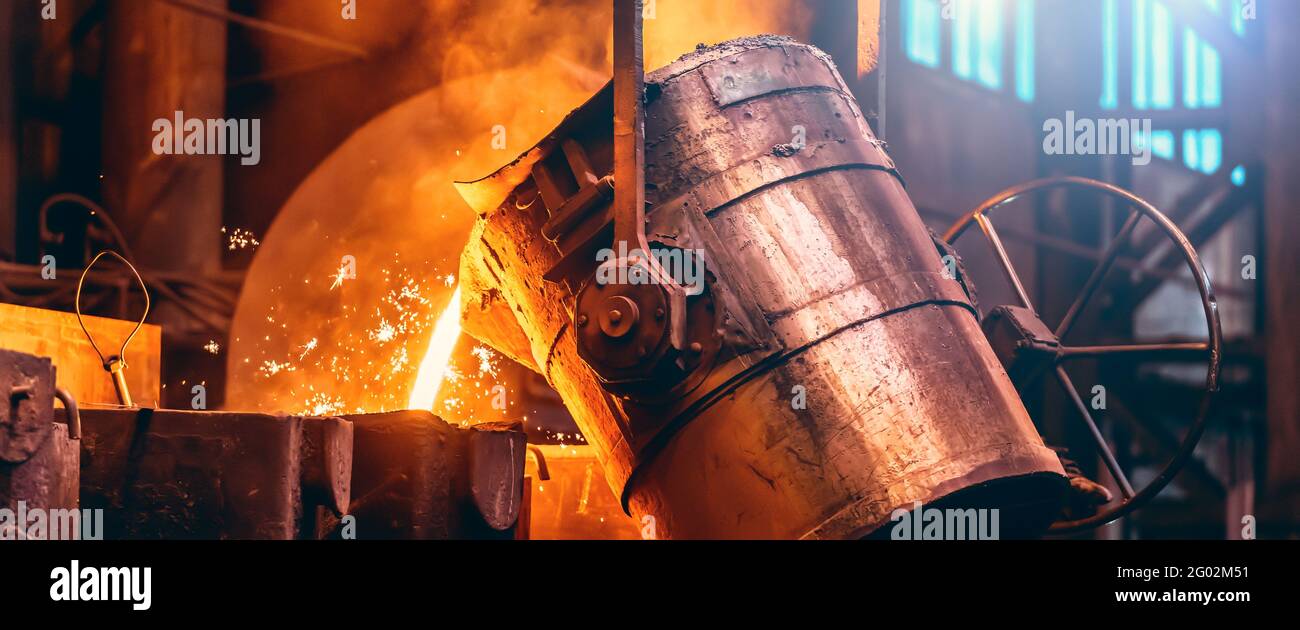 Procédé de fonte métallique, image de bannière longue. Le fer liquide en fusion coule du conteneur de louches dans le moule. Banque D'Images