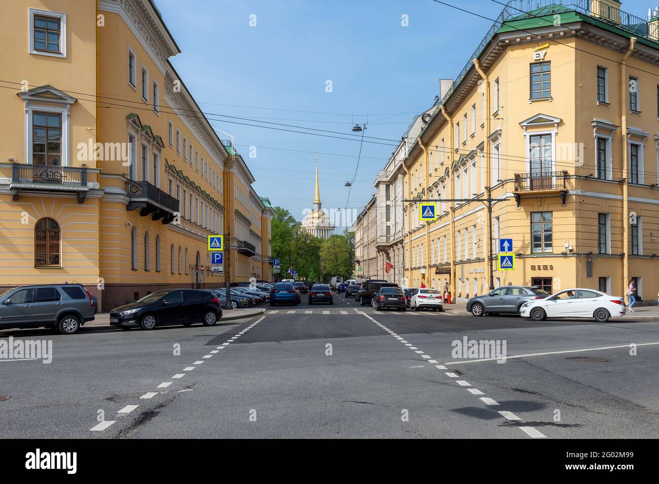 Vue sur le bâtiment de l'Amirauté depuis la place Saint-Isaac à Saint-Pétersbourg, Russie. Banque D'Images