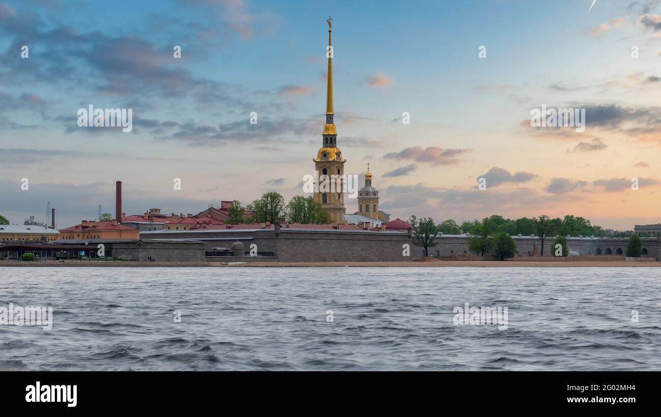 Saint-Pétersbourg au lever du soleil. Forteresse Pierre et Paul à Saint-Pétersbourg, Russie. Banque D'Images