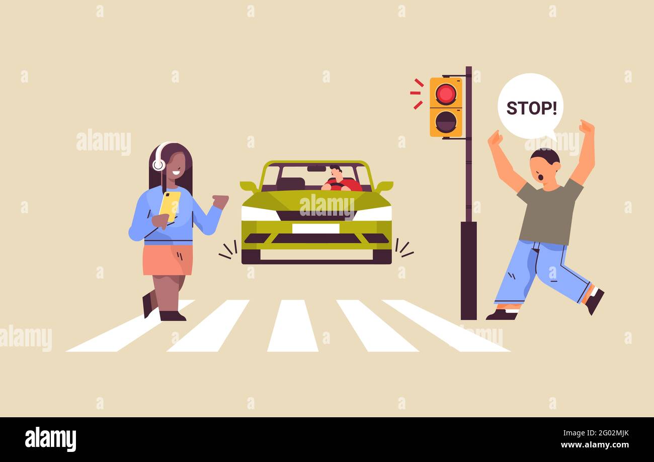 écolière avec smartphone et casque traversant la route sur la circulation rouge éclairage et témoins le conducteur arrête immédiatement la voiture en toute sécurité sur la route Illustration de Vecteur