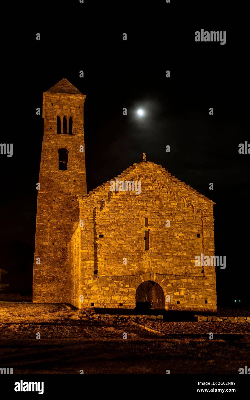 Église romane de Sant Climent de Coll de Nargó, la nuit (Alt Urgell, Catalogne, Espagne, Pyrénées) Banque D'Images