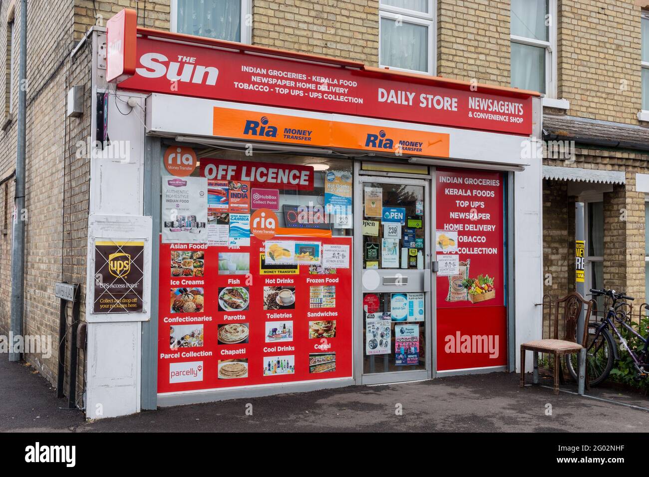 Le Daily Store Newsagent sur Cherry Hinton Road, Cambridge, Royaume-Uni offre une large gamme de services, y compris hors licence, le transfert d'argent Ria et UPS col Banque D'Images