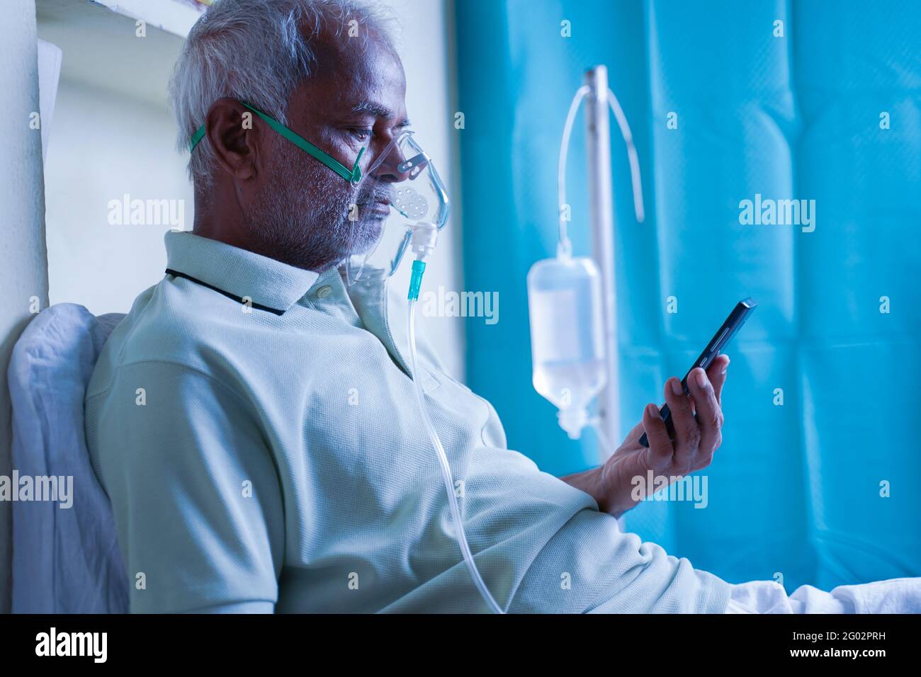 Malade homme âgé avec sur le ventilateur masque d'oxygène vérification état de santé rapport sur le téléphone mobile - concept de brièveté sur le souffle ou l'infection pulmonaire Banque D'Images