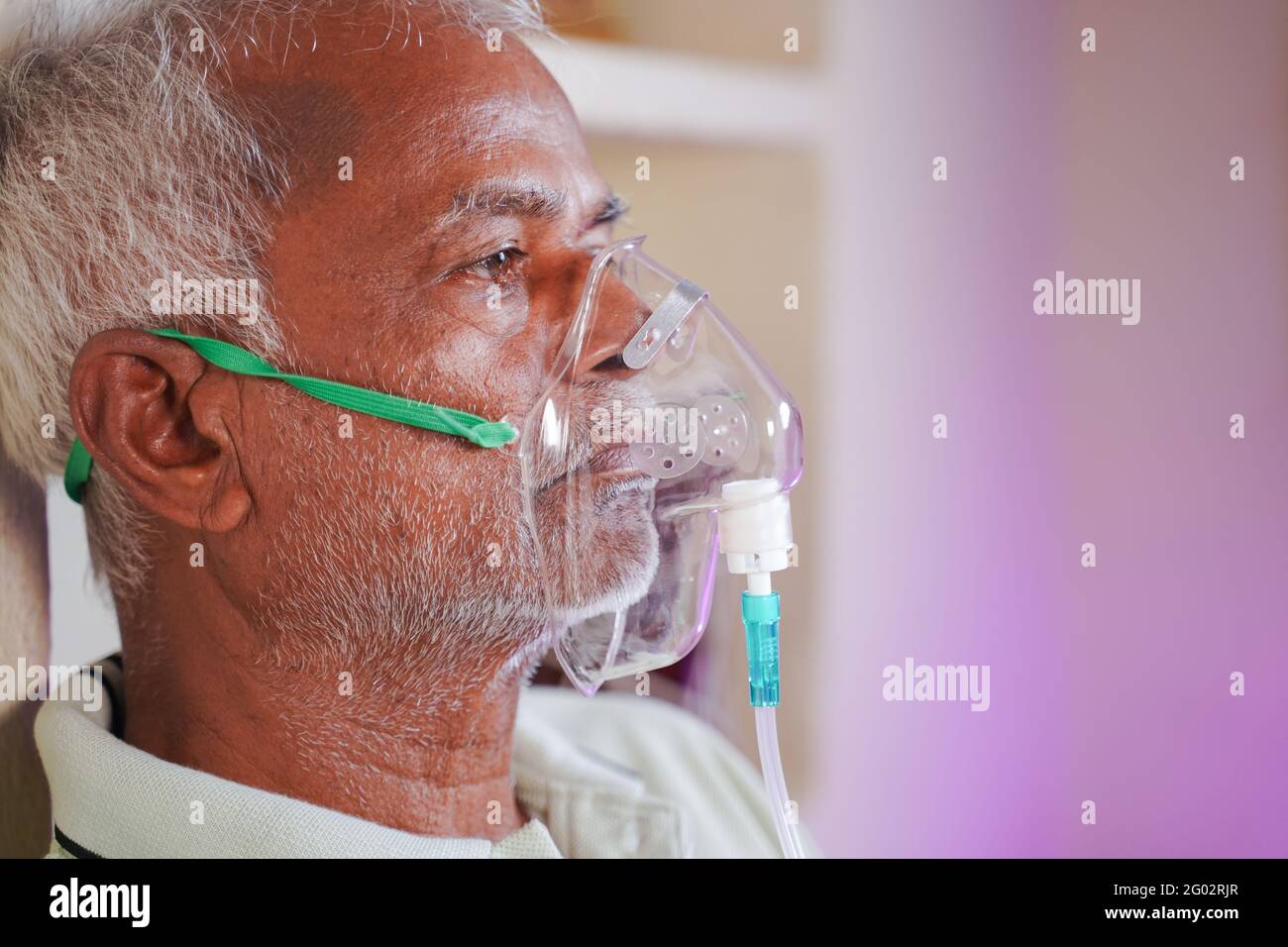 Gros plan de l'homme qui respire sur le masque à oxygène du ventilateur à la maison en raison d'un problème respiratoire du coronavirus Covid-19 et d'une infection virale Banque D'Images