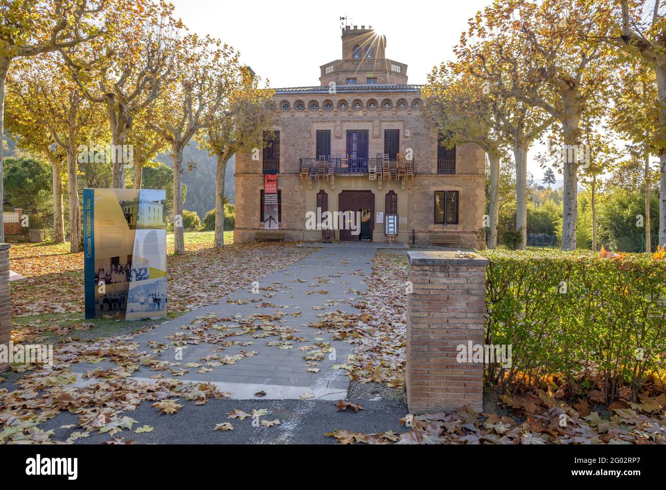 Bâtiment Torre del Amo dans la colonie textile de Viladomiu Nou (ville de la compagnie) en automne (Gironella, Berguedà, Catalogne, Espagne) Banque D'Images