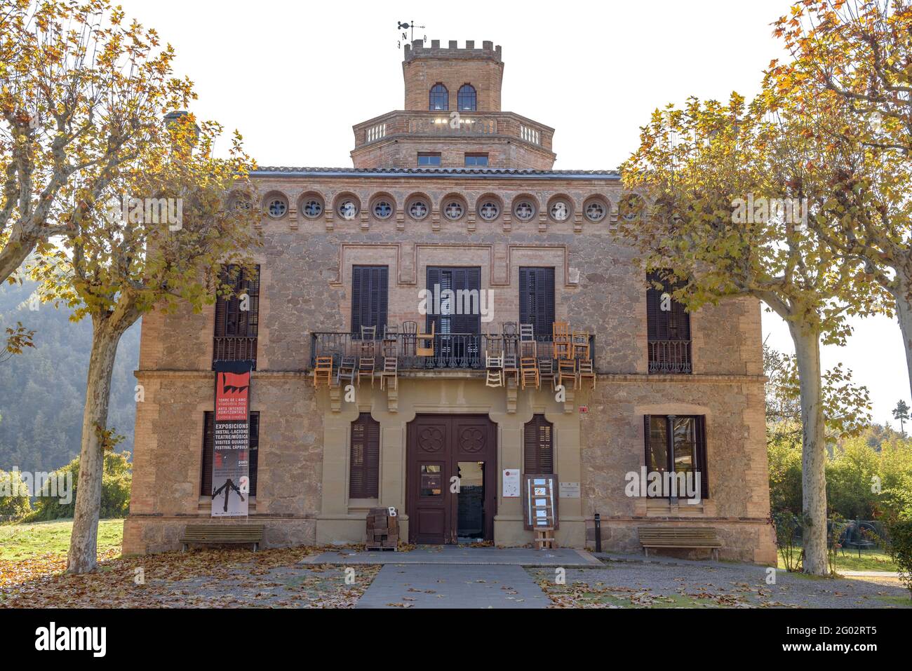 Bâtiment Torre del Amo dans la colonie textile de Viladomiu Nou (ville de la compagnie) en automne (Gironella, Berguedà, Catalogne, Espagne) Banque D'Images