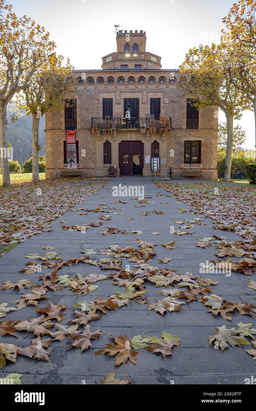 Bâtiment Torre del Amo dans la colonie textile de Viladomiu Nou (ville de la compagnie) en automne (Gironella, Berguedà, Catalogne, Espagne) Banque D'Images