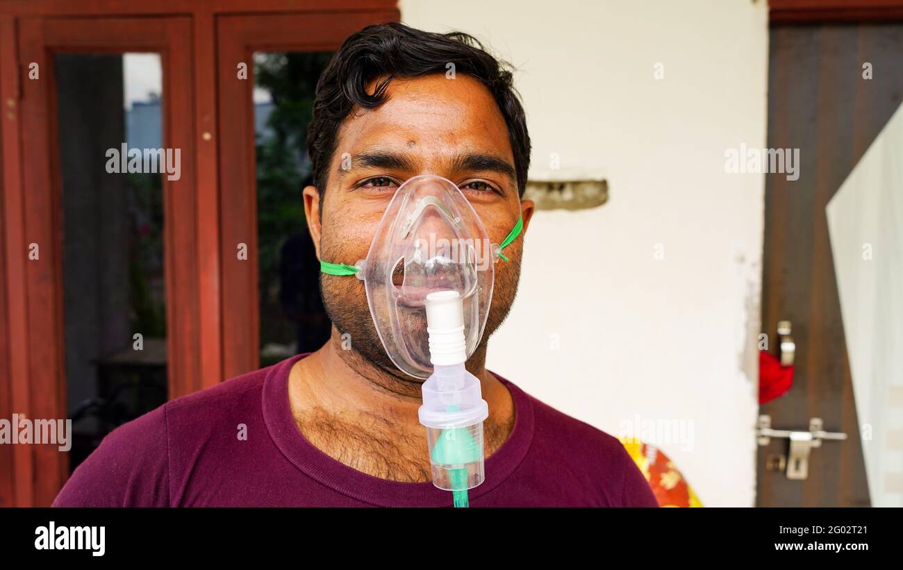 20 mai 2021 - Reengus, Sikar, Inde. Gros plan de la canule nasale pour l'administration d'oxygène sur un patient mâle. Masque nasal sur le visage de l'homme avec apport régulier en oxygène. Banque D'Images