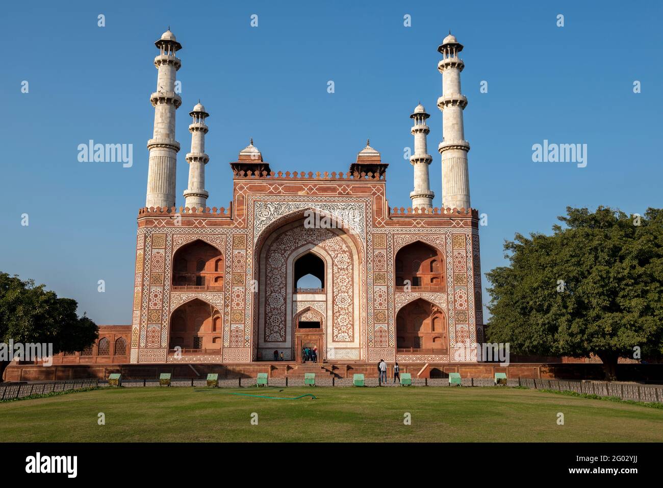 Porte de la tombe de Sikandra, construite en 1605-1613 par son fils Jahangir, située dans 119 acres dans un sous-quartier d'Agra, Uttar Pradesh. Inde Banque D'Images